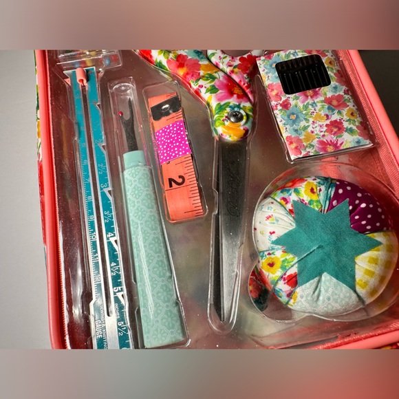 The Pioneer Woman Breezy Blossom Sewing Kit - Picture 2 of 5